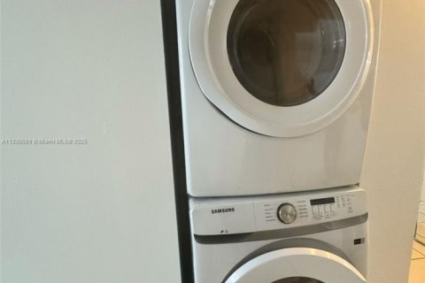 Condominio en venta en Hialeah, Florida, 2 dormitorios, 96.43 m2 № 1936388 - foto 10