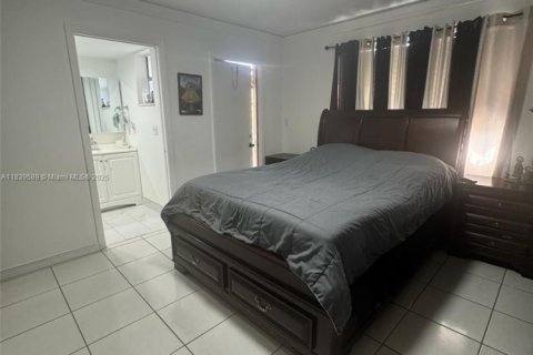 Condominio en venta en Hialeah, Florida, 2 dormitorios, 96.43 m2 № 1936388 - foto 12