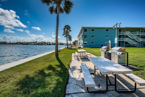 Condo in Saint Pete Beach, Florida, 1 bedroom  № 1717445 - photo 25