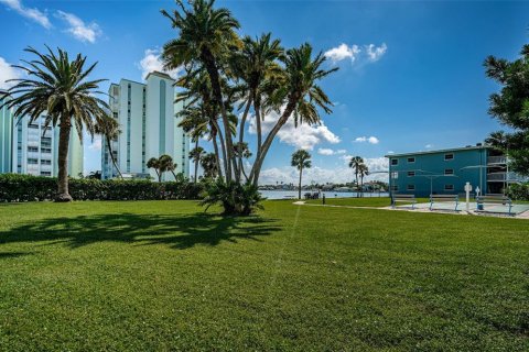Condo in Saint Pete Beach, Florida, 1 bedroom  № 1717445 - photo 28
