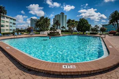 Condo in Saint Pete Beach, Florida, 1 bedroom  № 1717445 - photo 21