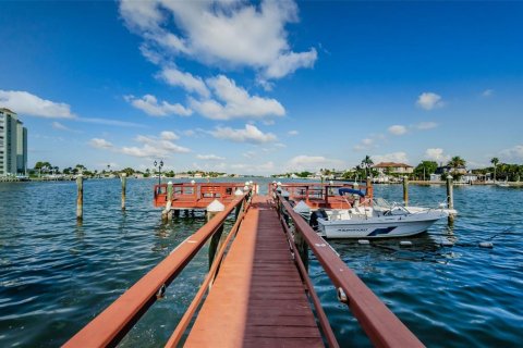 Condo in Saint Pete Beach, Florida, 1 bedroom  № 1717445 - photo 23