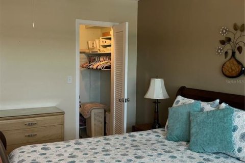 Condo in Saint Pete Beach, Florida, 1 bedroom  № 1717445 - photo 16