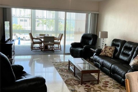 Condo in Saint Pete Beach, Florida, 1 bedroom  № 1717445 - photo 5