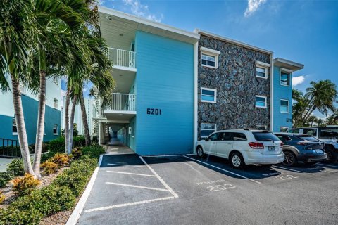 Condo in Saint Pete Beach, Florida, 1 bedroom  № 1717445 - photo 1