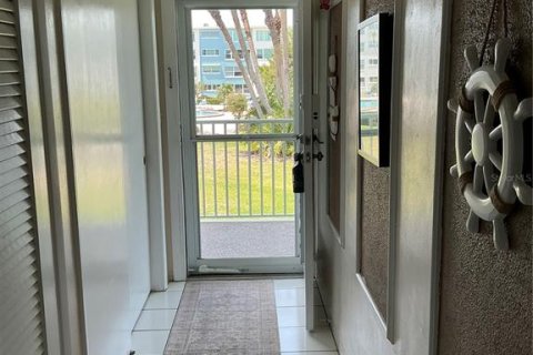 Condo in Saint Pete Beach, Florida, 1 bedroom  № 1717445 - photo 3