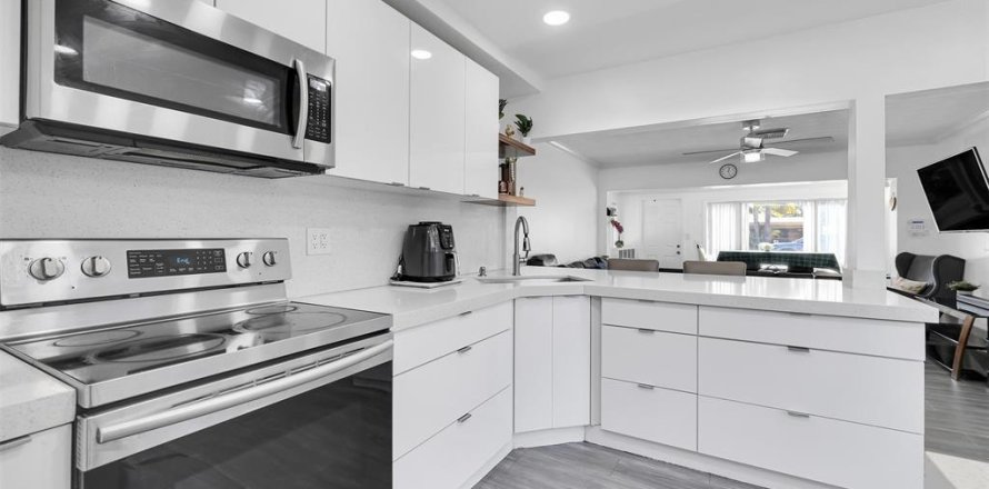 Casa en Hollywood, Florida 3 dormitorios, 108.97 m2 № 2250391