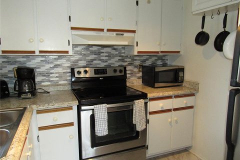 Condo in Port Charlotte, Florida, 2 bedrooms № 2204452 - photo 10