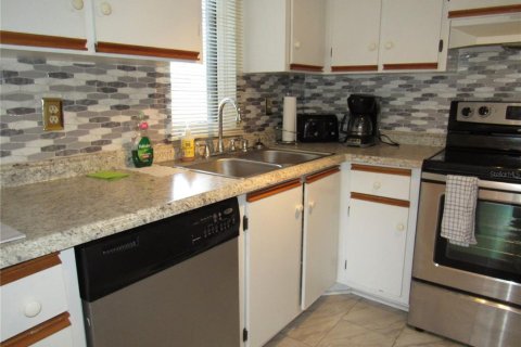 Condo in Port Charlotte, Florida, 2 bedrooms № 2204452 - photo 11