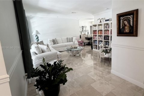 House in Coral Gables, Florida 5 bedrooms, 326.74 sq.m. № 2040488 - photo 5