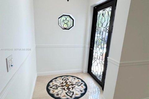 House in Coral Gables, Florida 5 bedrooms, 326.74 sq.m. № 2040488 - photo 4