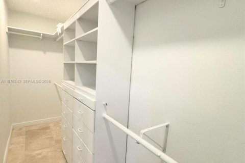 House in Coral Gables, Florida 5 bedrooms, 326.74 sq.m. № 2040488 - photo 18