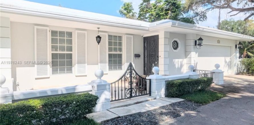 House in Coral Gables, Florida 5 bedrooms, 326.74 sq.m. № 2040488