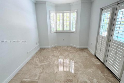 House in Coral Gables, Florida 5 bedrooms, 326.74 sq.m. № 2040488 - photo 14
