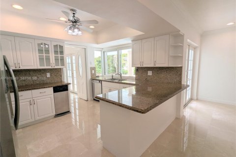 House in Coral Gables, Florida 5 bedrooms, 326.74 sq.m. № 2040488 - photo 11