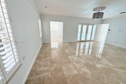 House in Coral Gables, Florida 5 bedrooms, 326.74 sq.m. № 2040488 - photo 13