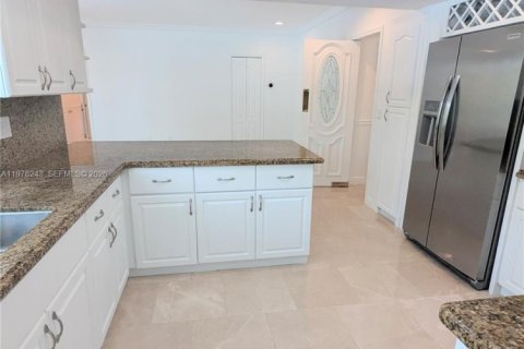 House in Coral Gables, Florida 5 bedrooms, 326.74 sq.m. № 2040488 - photo 12