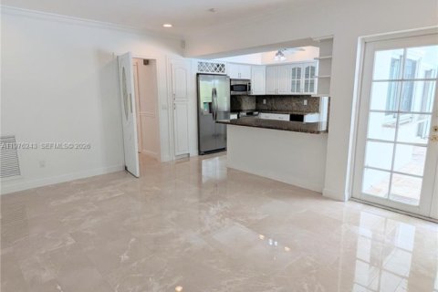 House in Coral Gables, Florida 5 bedrooms, 326.74 sq.m. № 2040488 - photo 9