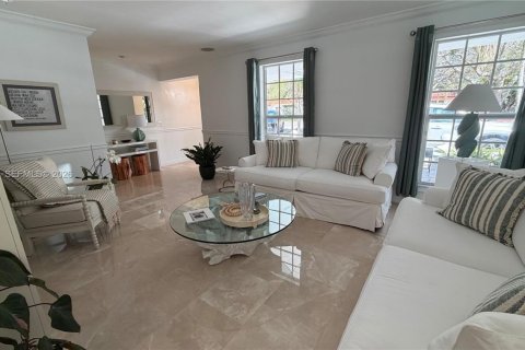 House in Coral Gables, Florida 5 bedrooms, 326.74 sq.m. № 2040488 - photo 7