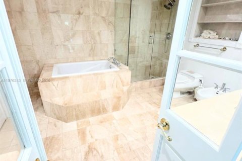 House in Coral Gables, Florida 5 bedrooms, 326.74 sq.m. № 2040488 - photo 16