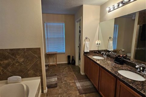 House in Clermont, Florida 4 bedrooms, 304.81 sq.m. № 1881278 - photo 6