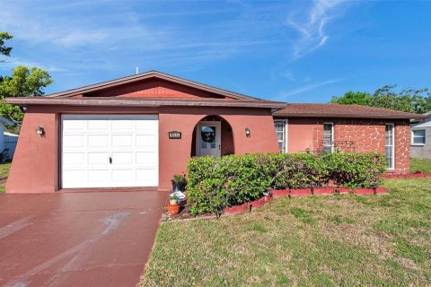 Casa en venta en Port Richey, Florida, 2 dormitorios, 78.6 m2 № 1585774 - foto 1