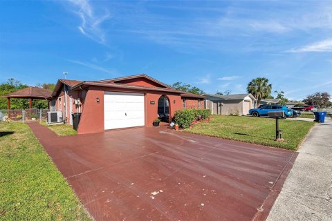 Casa en venta en Port Richey, Florida, 2 dormitorios, 78.6 m2 № 1585774 - foto 2