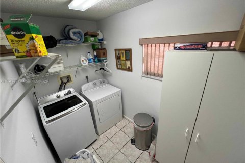 House in Pompano Beach, Florida 3 bedrooms, 151.06 sq.m. № 1731496 - photo 12