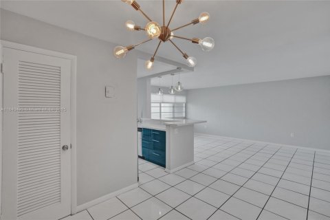 Condo in Miami Beach, Florida, 1 bedroom  № 1829021 - photo 13