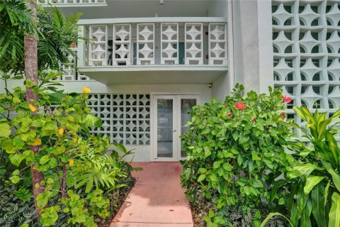Condo in Miami Beach, Florida, 1 bedroom  № 1829021 - photo 1