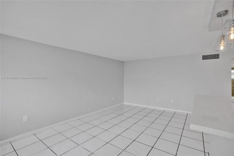Condo in Miami Beach, Florida, 1 bedroom  № 1829021 - photo 17