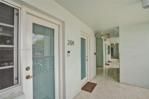 Condo in Miami Beach, Florida, 1 bedroom  № 1829021 - photo 7