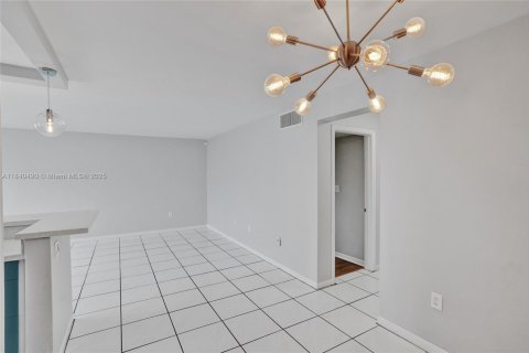Condo in Miami Beach, Florida, 1 bedroom  № 1829021 - photo 18
