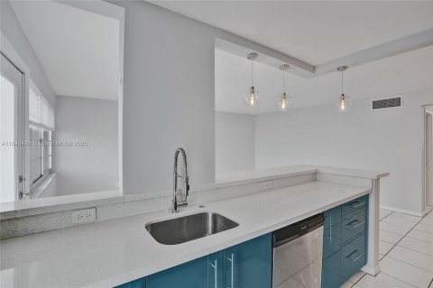 Condo in Miami Beach, Florida, 1 bedroom  № 1829021 - photo 11