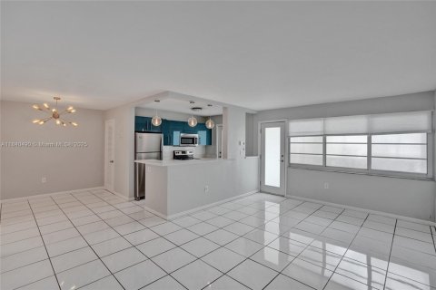Condo in Miami Beach, Florida, 1 bedroom  № 1829021 - photo 15