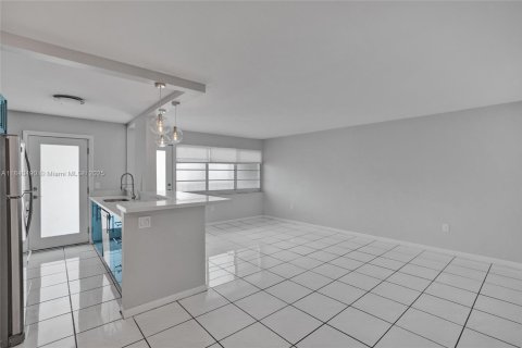 Condo in Miami Beach, Florida, 1 bedroom  № 1829021 - photo 19