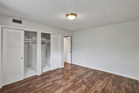 Condo in Miami Beach, Florida, 1 bedroom  № 1829021 - photo 23