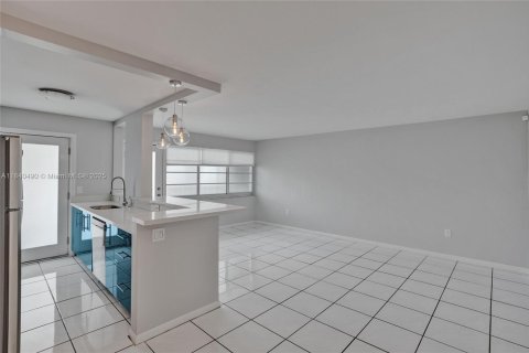 Condo in Miami Beach, Florida, 1 bedroom  № 1829021 - photo 21
