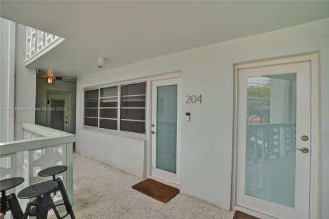 Condo in Miami Beach, Florida, 1 bedroom  № 1829021 - photo 8