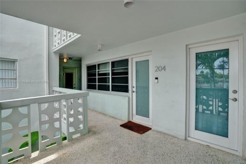 Condo in Miami Beach, Florida, 1 bedroom  № 1829021 - photo 3