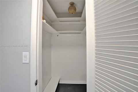 Condo in Miami Beach, Florida, 1 bedroom  № 1829021 - photo 24