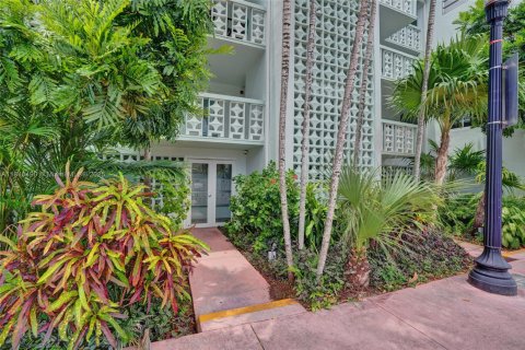 Condo in Miami Beach, Florida, 1 bedroom  № 1829021 - photo 2