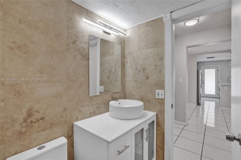 Condo in Miami Beach, Florida, 1 bedroom  № 1829021 - photo 27
