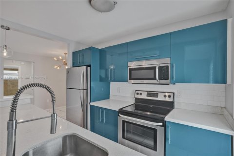 Condo in Miami Beach, Florida, 1 bedroom  № 1829021 - photo 10