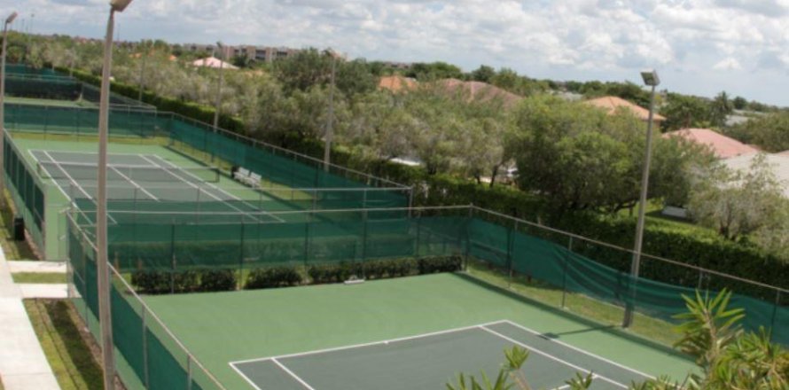 House in Tamarac, Florida 2 bedrooms, 146.79 sq.m. № 1175445