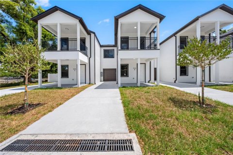 Townhouse in Tampa, Florida 2 bedrooms, 126.81 sq.m. № 2214231 - photo 5