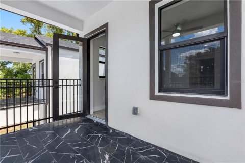 Townhouse in Tampa, Florida 2 bedrooms, 126.81 sq.m. № 2214231 - photo 11