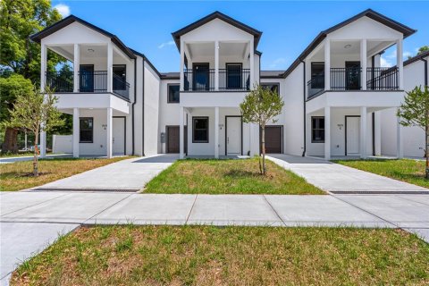 Townhouse in Tampa, Florida 2 bedrooms, 126.81 sq.m. № 2214231 - photo 7