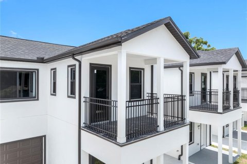 Townhouse in Tampa, Florida 2 bedrooms, 126.81 sq.m. № 2214231 - photo 3