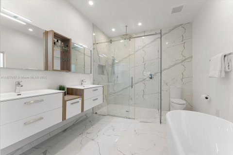 House in South Miami, Florida 5 bedrooms, 298.31 sq.m. № 1797634 - photo 15